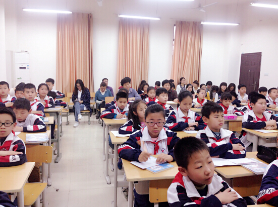現(xiàn)外象湖校區(qū)數(shù)學(xué)教研組進行觀摩研討課活動