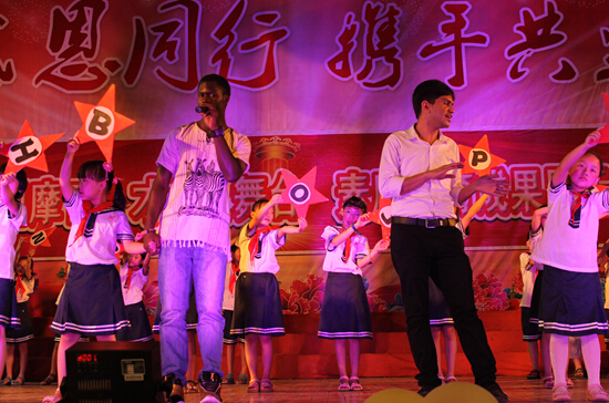 現(xiàn)外舉辦家長開放日 實(shí)現(xiàn)家校零距離互動